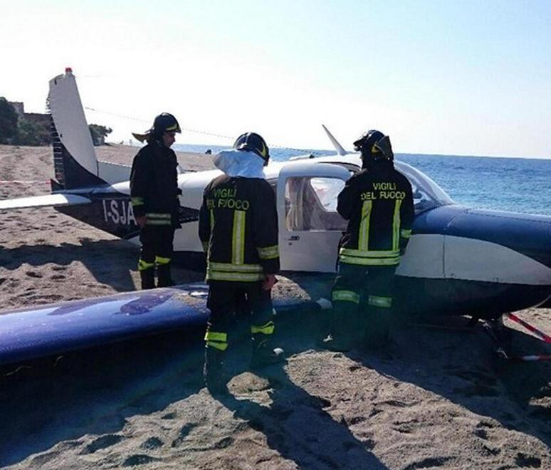 Paura in volo e atterraggio in spiaggia: due illesi