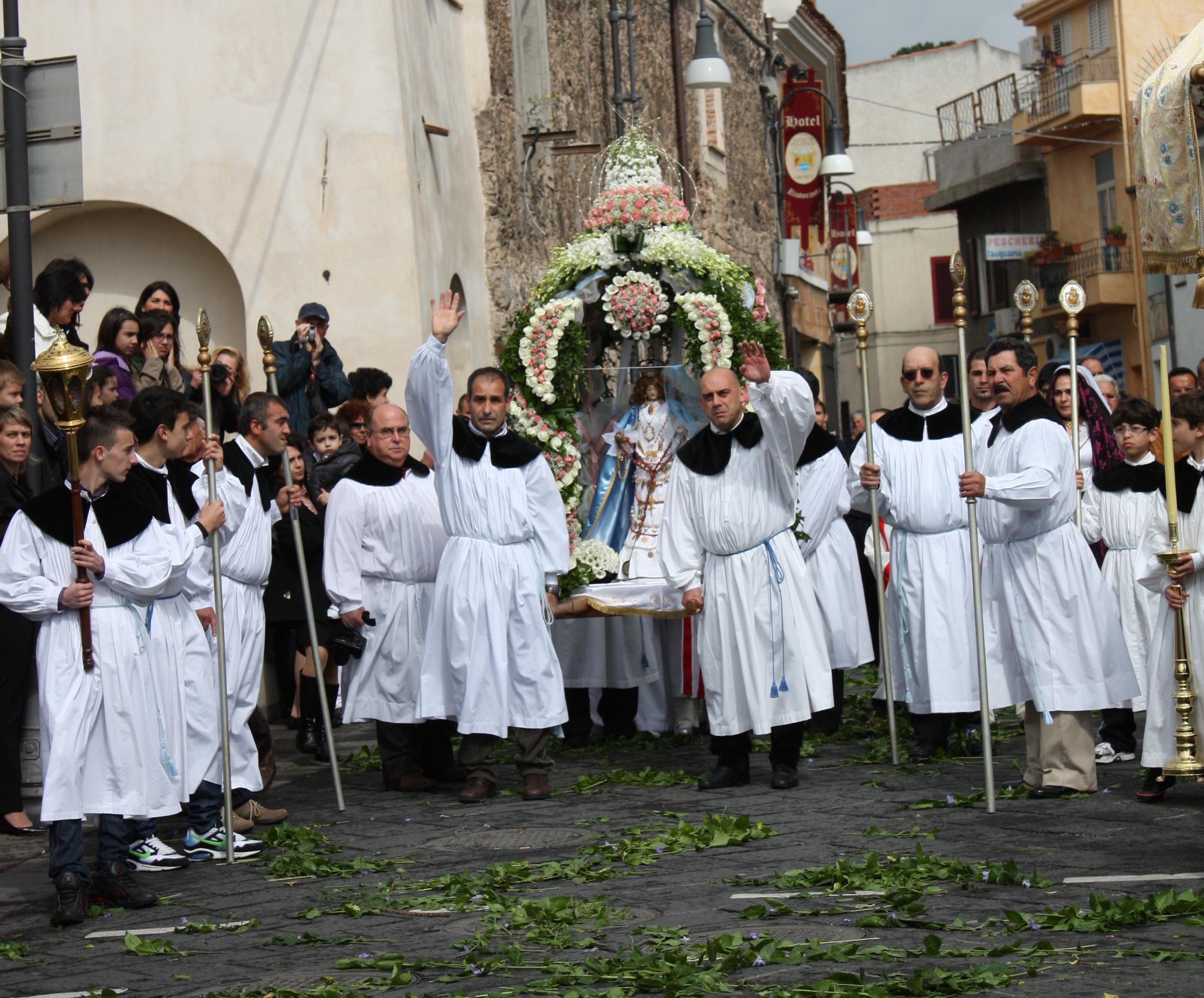 La confraternita di Santa Croce a Orosei durante il rito di S'Incontru