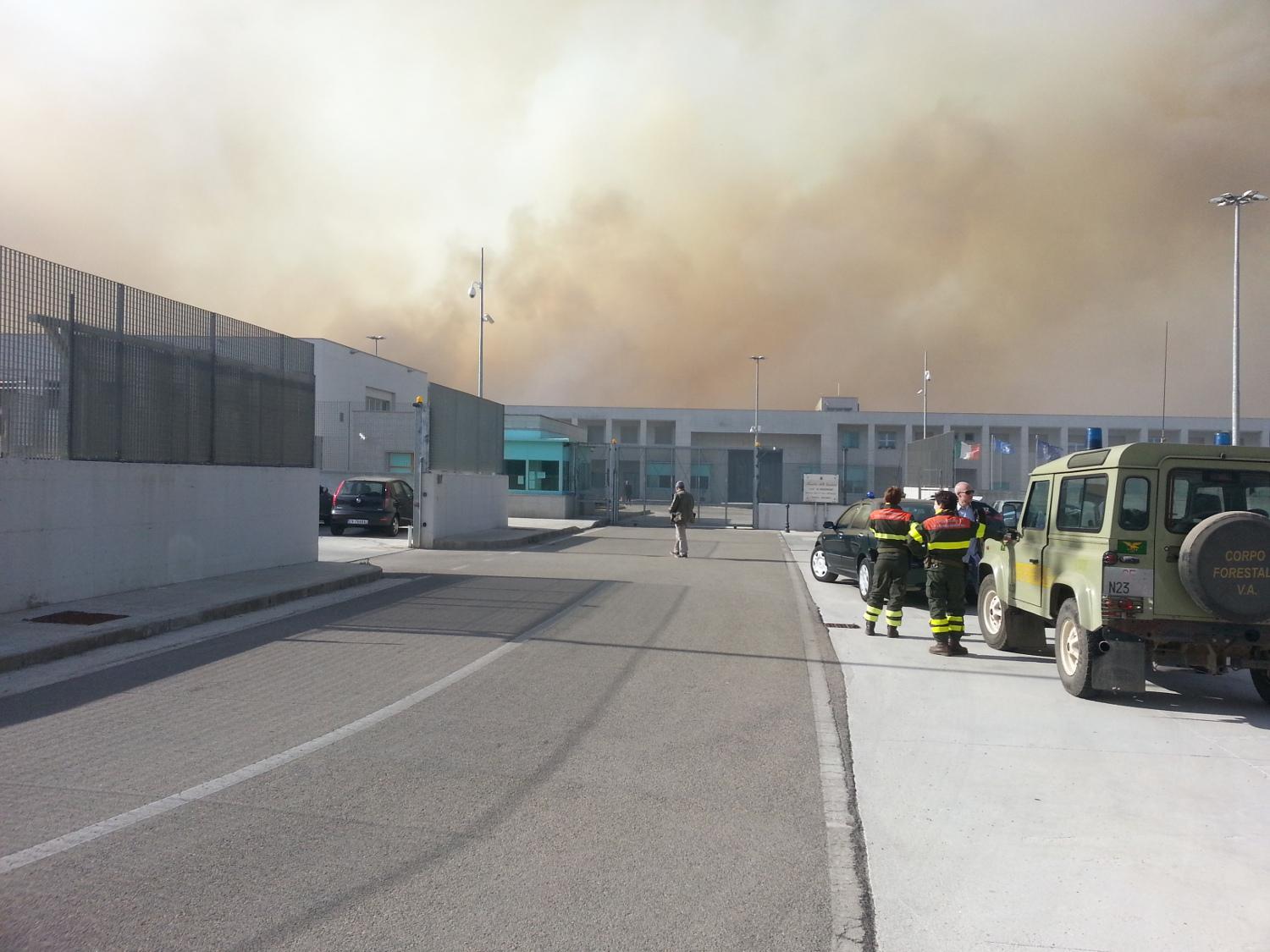 L'impressionante colonna di fumo dell'incendio subito dietro il carcere di Nuchis
