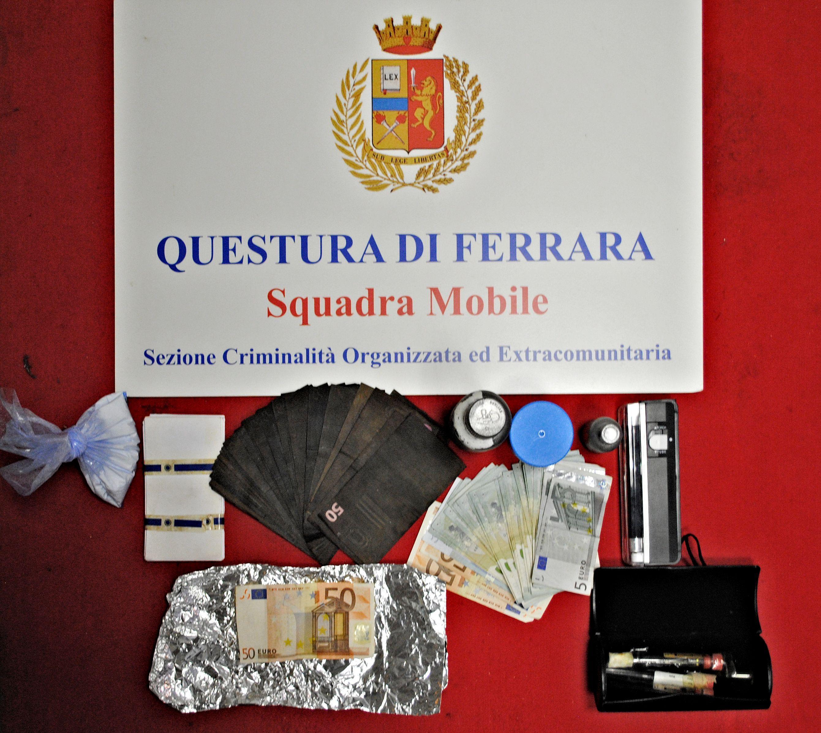Il kit per la falsificazione sequestrato dalla polizia