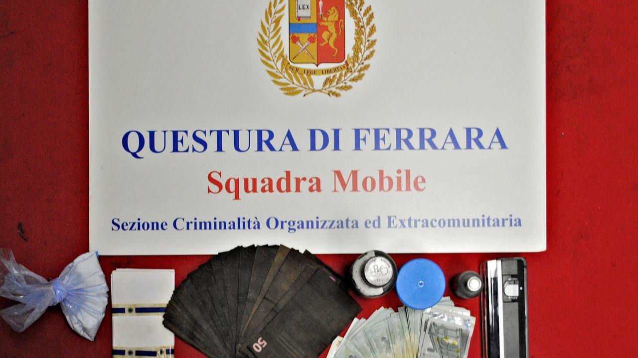 Il kit per la falsificazione sequestrato dalla polizia