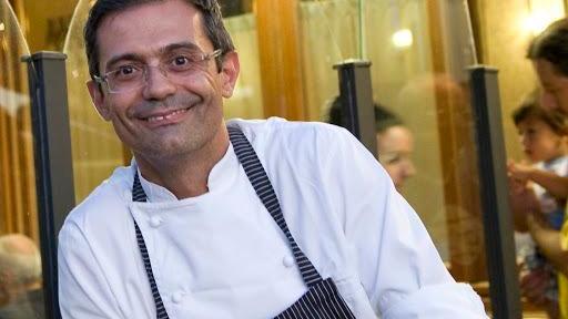 Lo chef Roberto Petza nel suo ristorante a Siddi