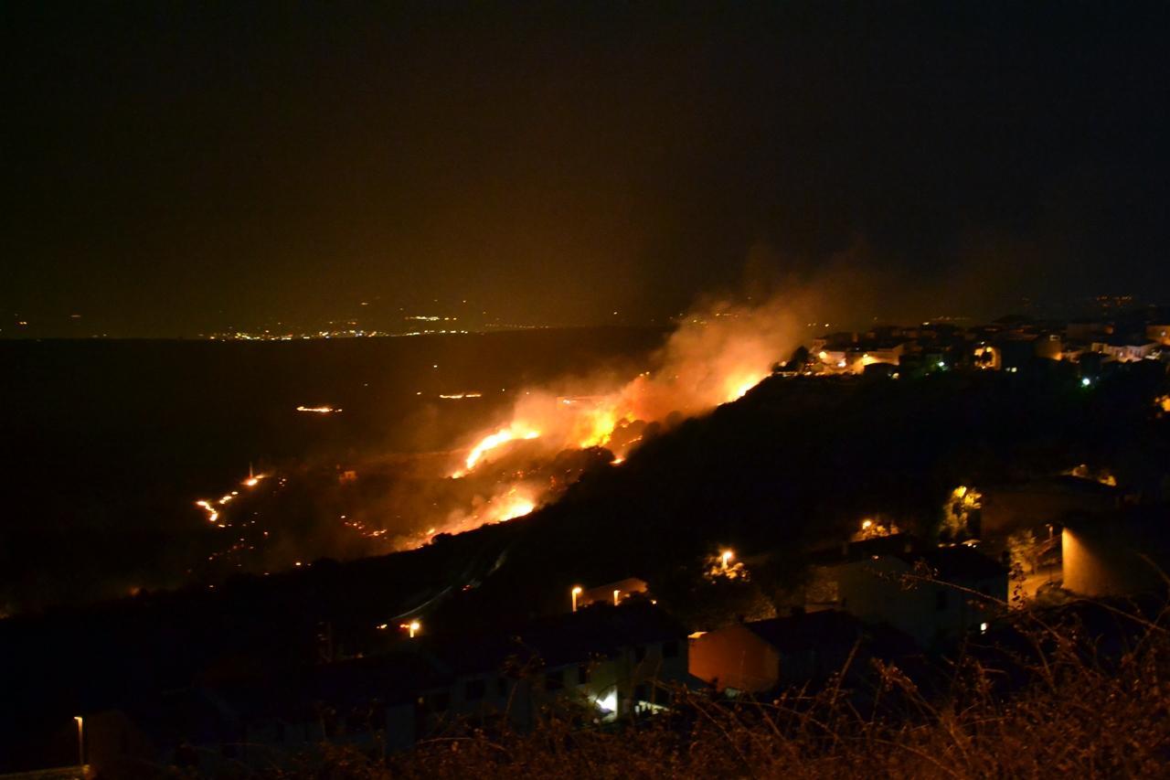 L'incendio che ha accerchiato Osilo