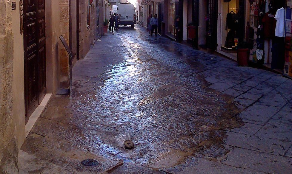 Perdita d’acqua in via Roma
