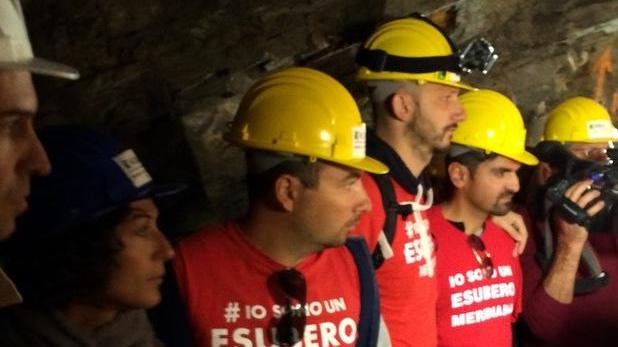 In miniera l’abbraccio tra i lavoratori in lotta