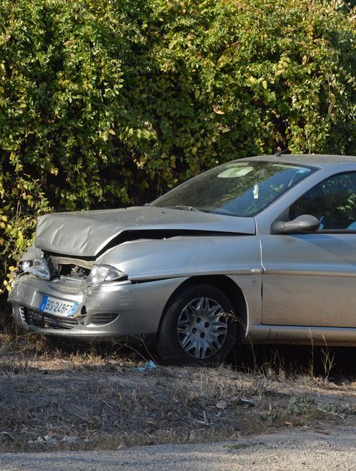 Scontro sulla statale 292: auto rischia di prendere fuoco