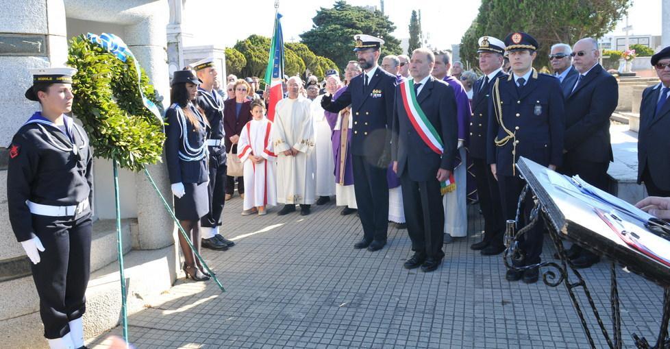 Folla alla commemorazione dei defunti e dei Caduti