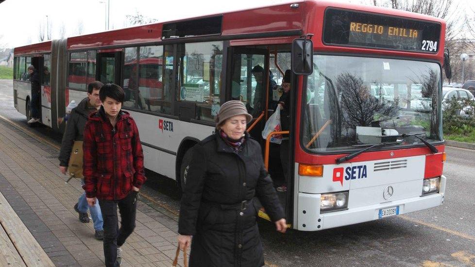 Niente bus nei festivi, scoppia la protesta