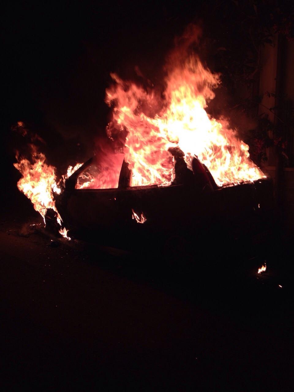 L'auto del cuoco in fiamme subito dopo l'attentato