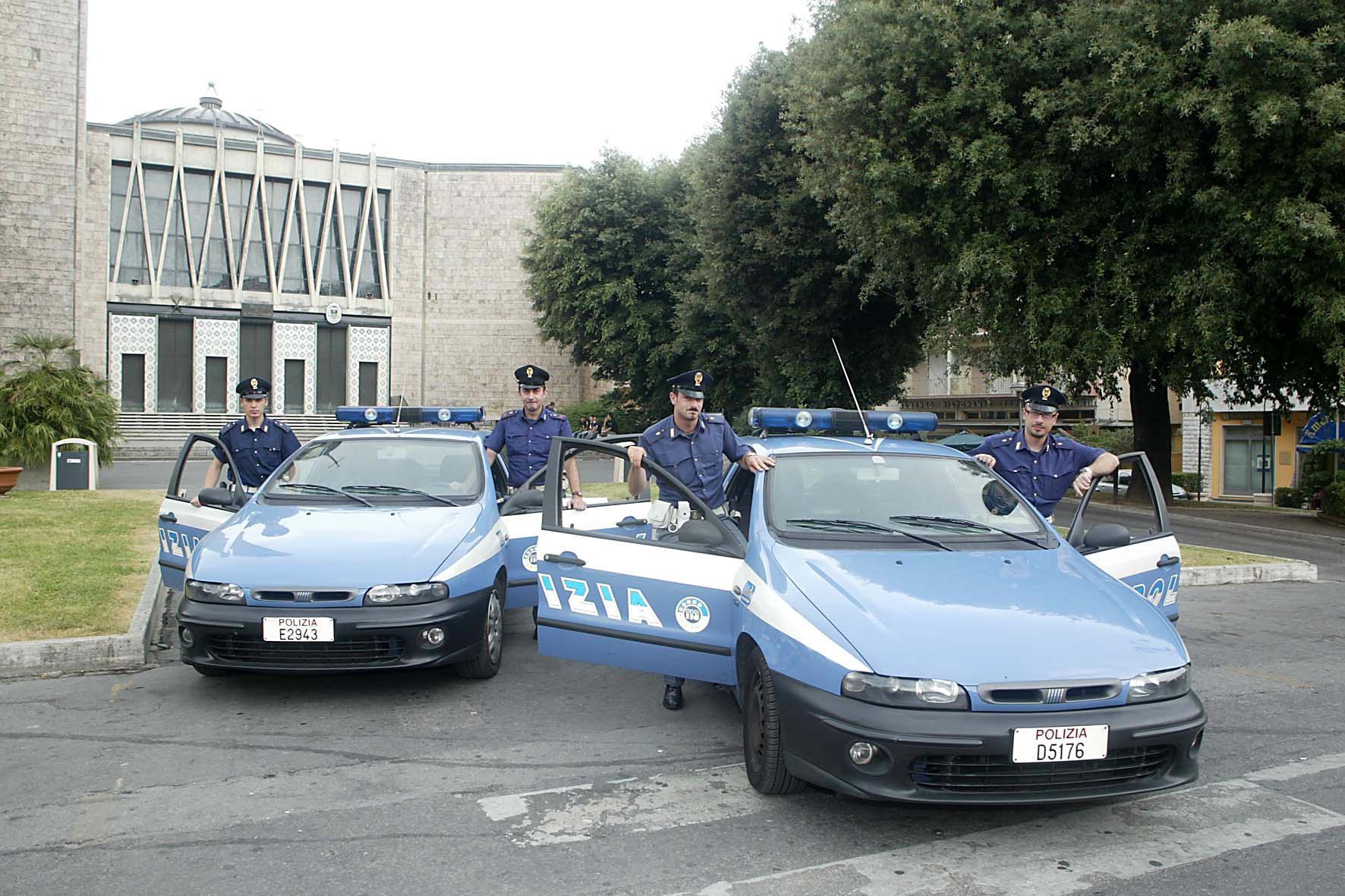 Volanti e agenti del commissariato di Montecatini