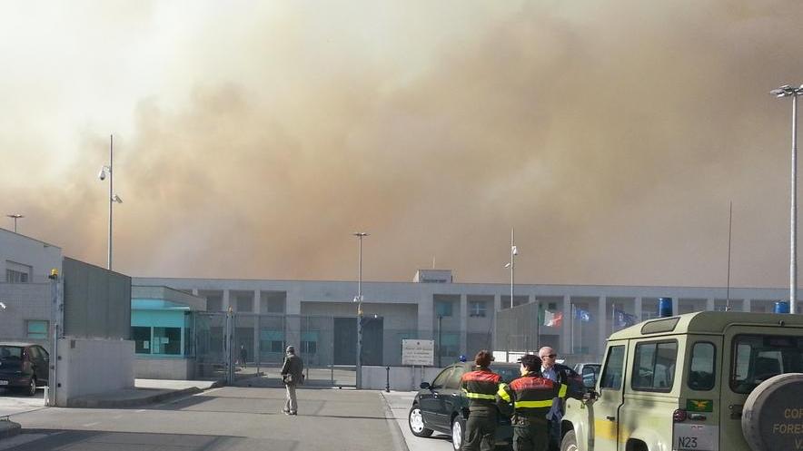 Le fiamme lambiscono il carcere di Nuchis