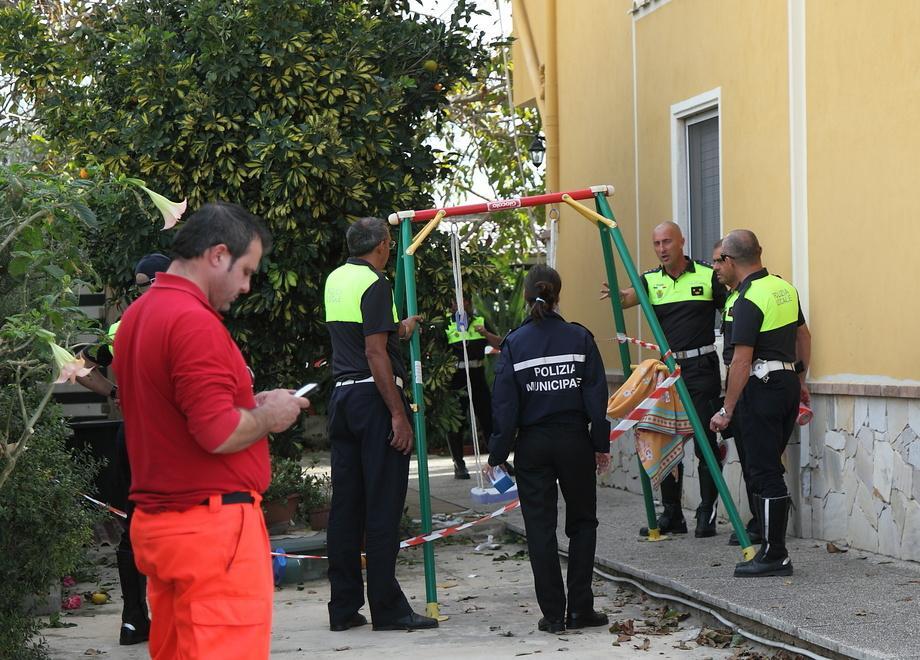 Una raffica di vento lo fa cadere dal tetto, muore un pensionato 