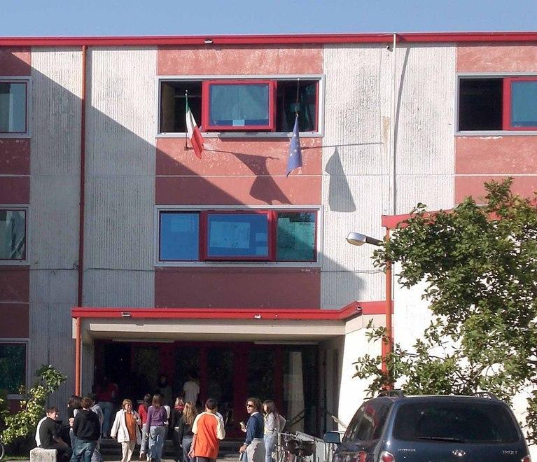 Carducci, in aula col giubbotto 