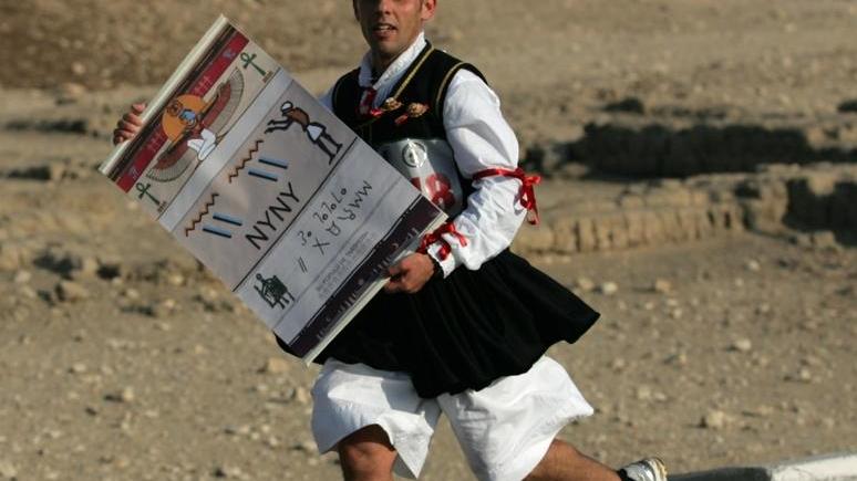 Il maratoneta Andrea Mulas durante una gara in Egitto