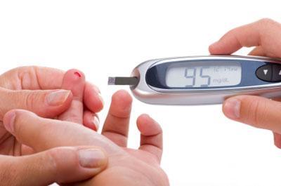 Il prelievo della goccia di sangue per analizzare il tasso di glicemia nel sangue di un piccolo diabetico
