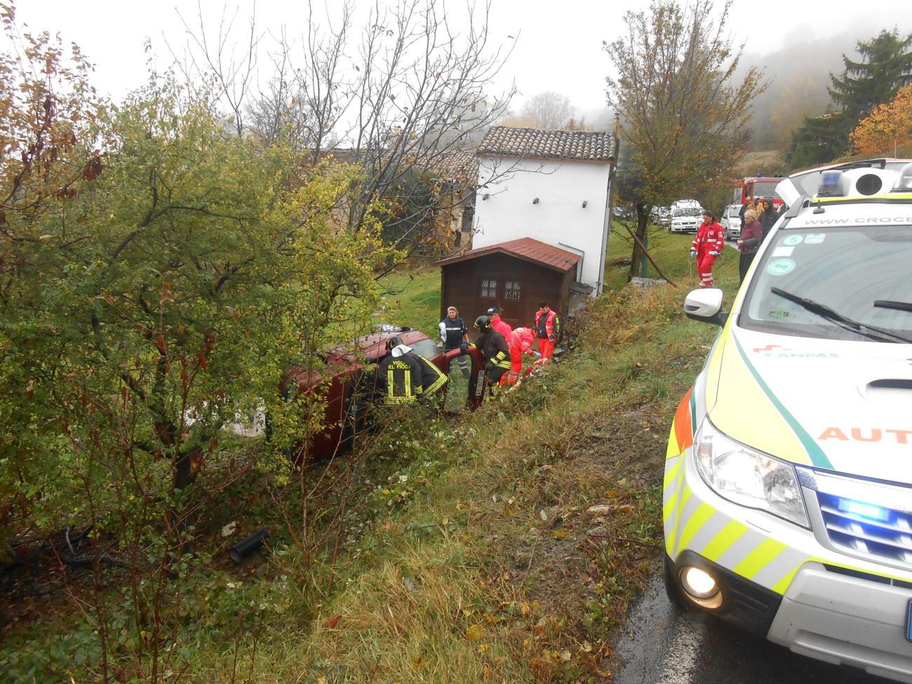 Con l'auto finiscono nella scarpata, coniugi feriti in uno schianto