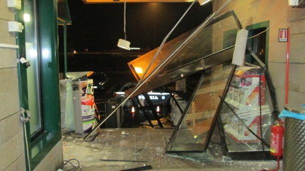 I ladri sradicano il bancomat dell’Autogrill