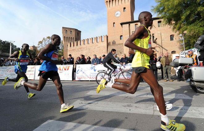 Maratona d’Italia, dal rombo Ferrari al cuore di Carpi 