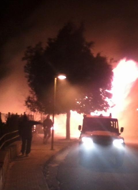 Evacuate rapidamente le case, le fiamme bloccate in tempo 