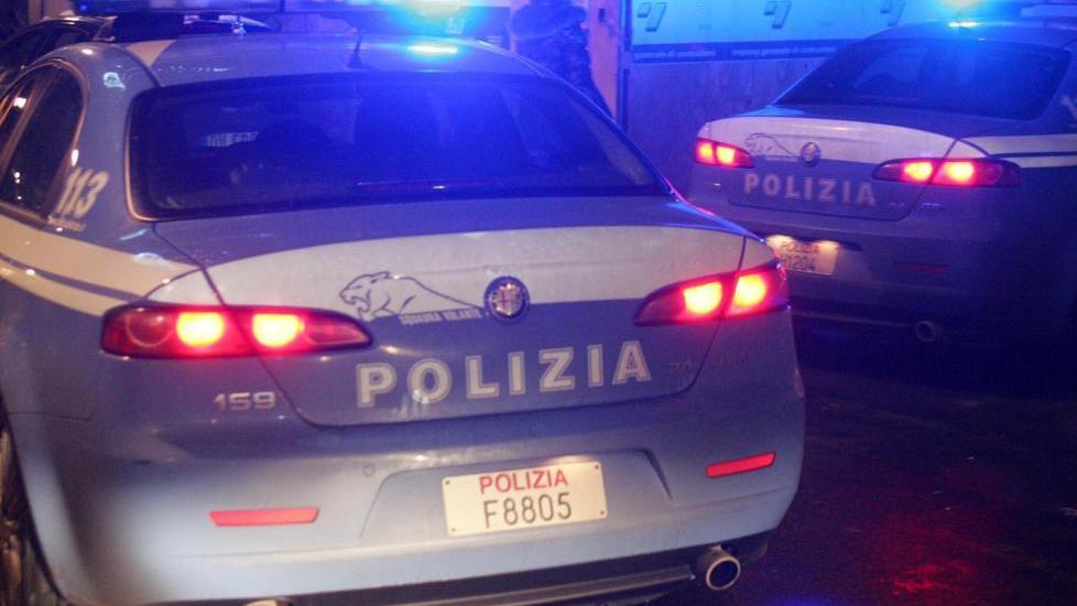 Lancia alla negoziante le birre che non ha pagato