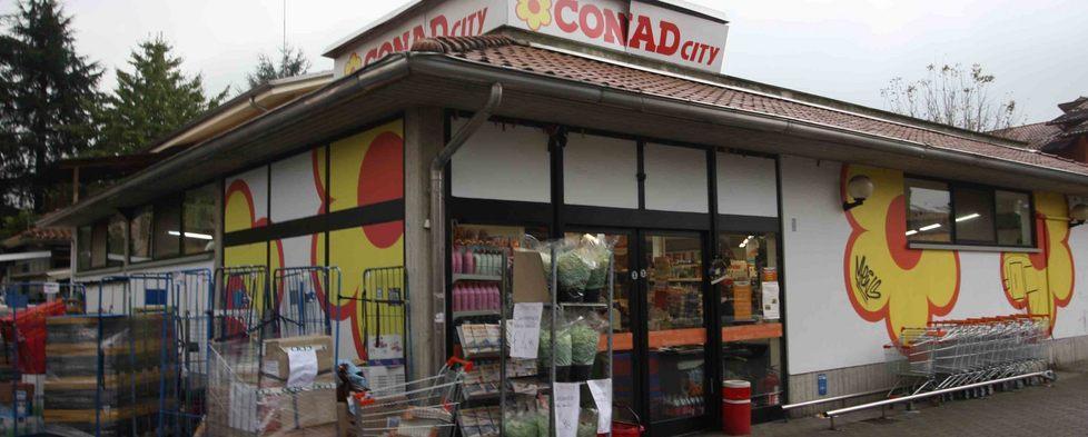 Rapina al Conad di Canali il titolare insegue il ladro 