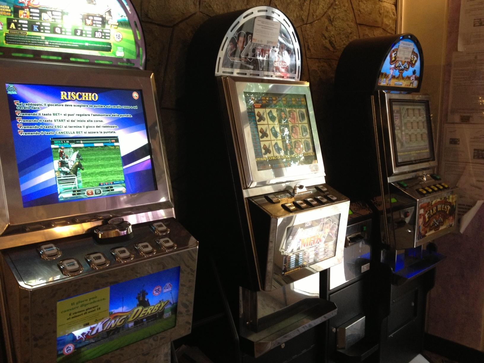 Macchinette per giocare al videopoker: la banda le scassinava