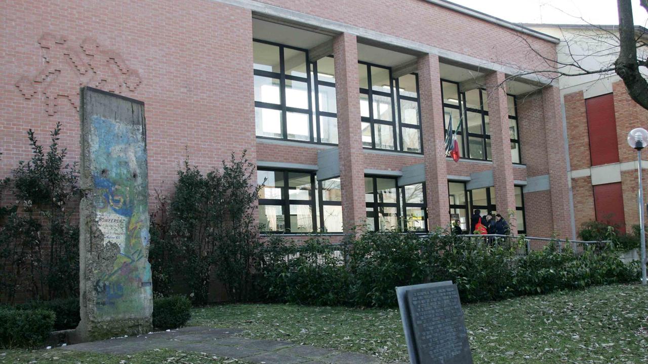 25 anni fa la caduta del muro di Berlino Un pezzo è custodito ad Albinea