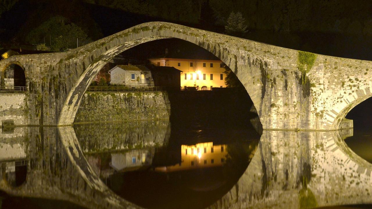Una vista notturna del Ponte del Diavolo
