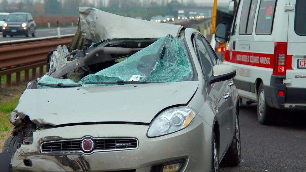Carambola in autostrada, conducente ferito