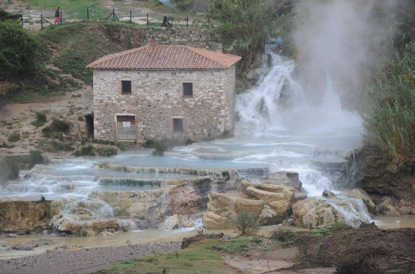 Saturnia, il Comune fa dietrofront sugli ingressi a prenotazione 