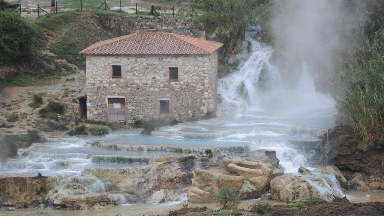 Saturnia, il Comune fa dietrofront sugli ingressi a prenotazione