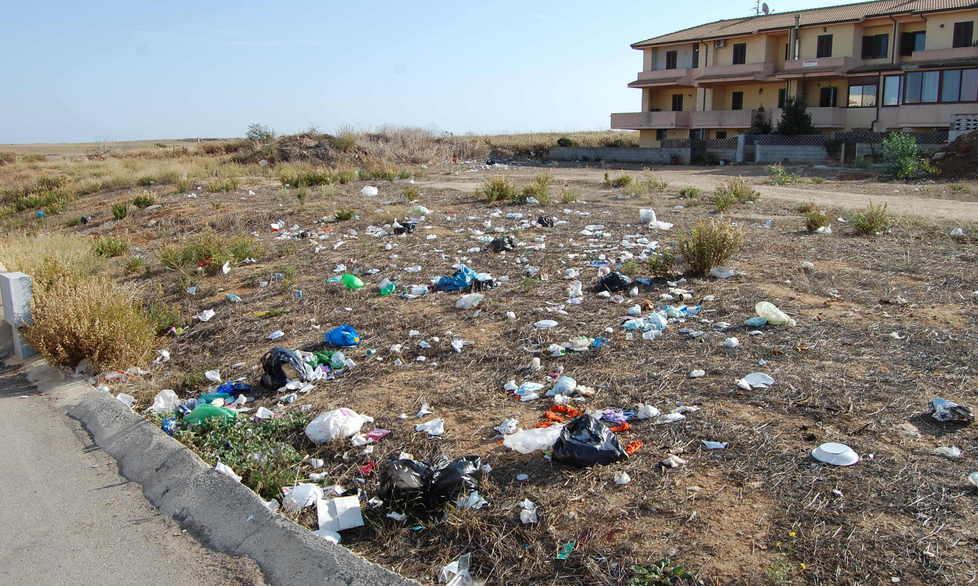 Discarica in “piazza” Serra li Pozzi