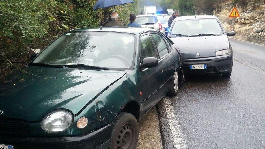 Gasolio sull’asfalto, scontro tra auto