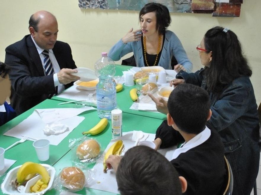 Sindaco e assessora a pranzo con gli alunni 
