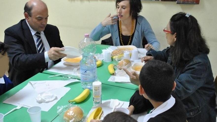 Sindaco e assessora a pranzo con gli alunni