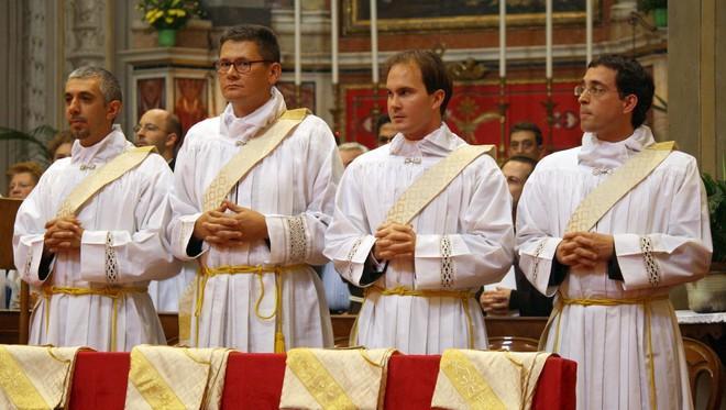 Quattro nuovi sacerdoti ordinati dal vescovo