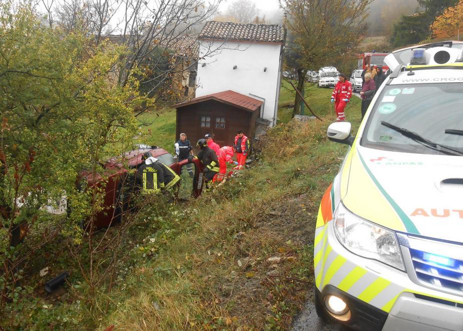 L’auto precipita accanto a una casa 