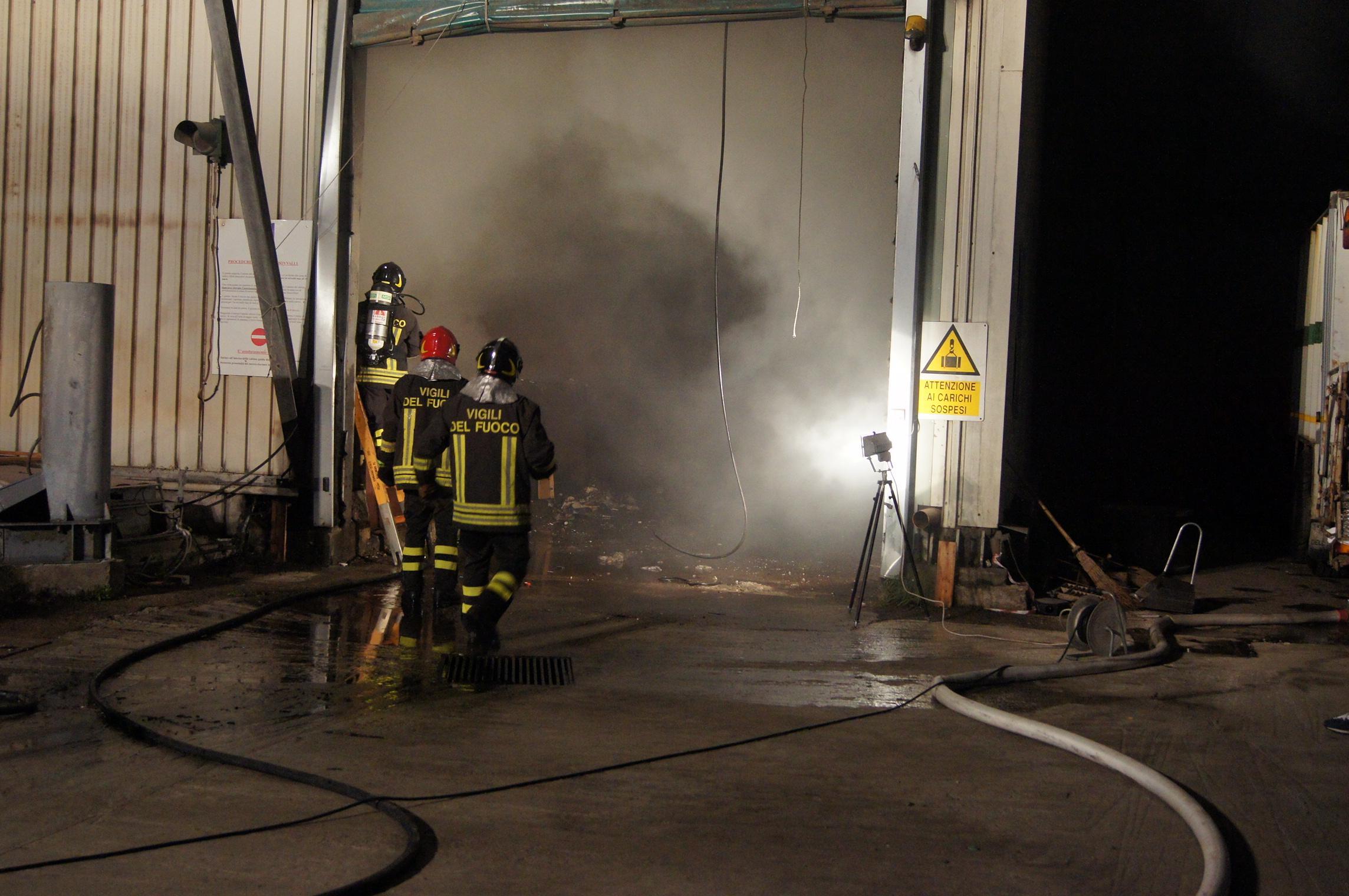 I vigili del fuoco spengono l'incendio nella zona industriale