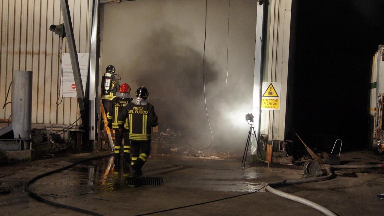 I vigili del fuoco spengono l'incendio nella zona industriale