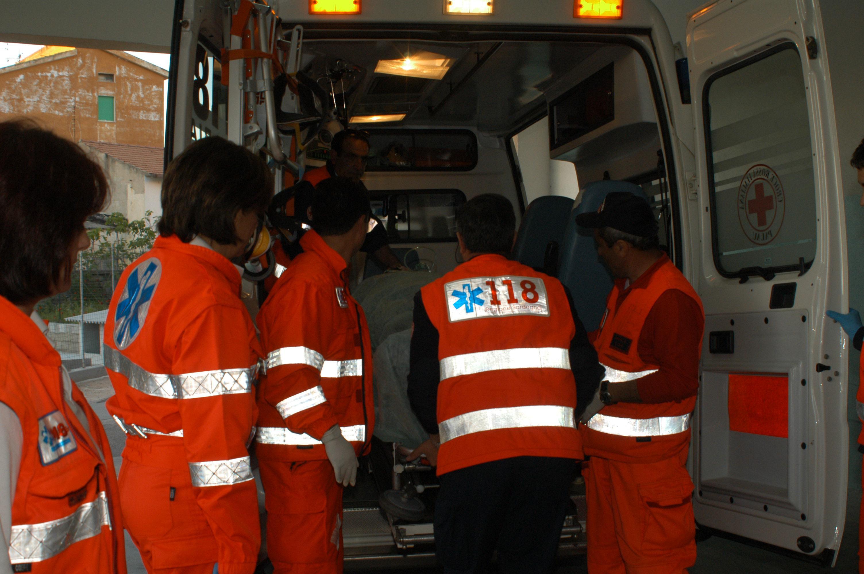 Operatori del 118 impegnati in un soccorso