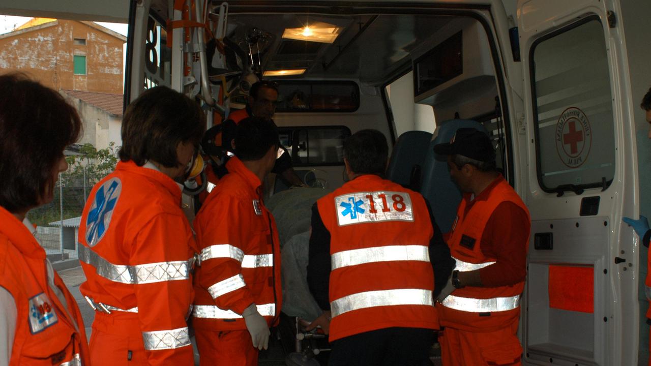 Operatori del 118 impegnati in un soccorso