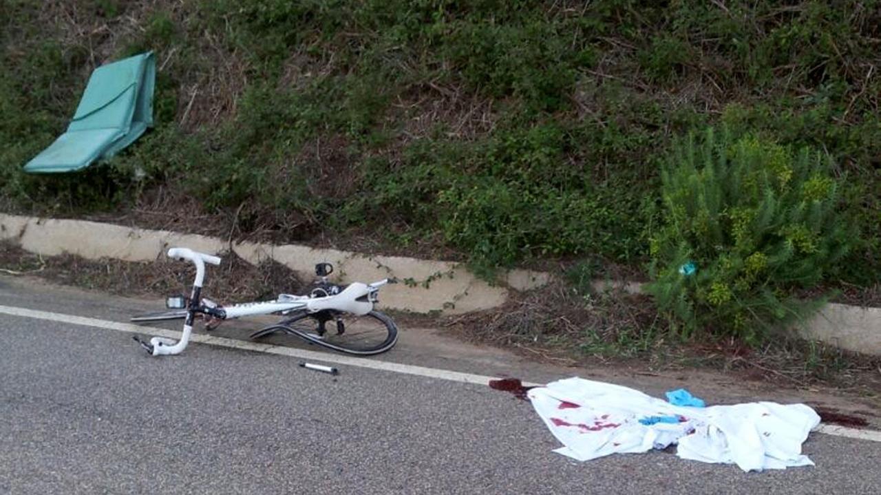 Tre ciclisti sono stati investiti da un pirata della strada che è risultato positivo all'alcol test (foto Sanna)