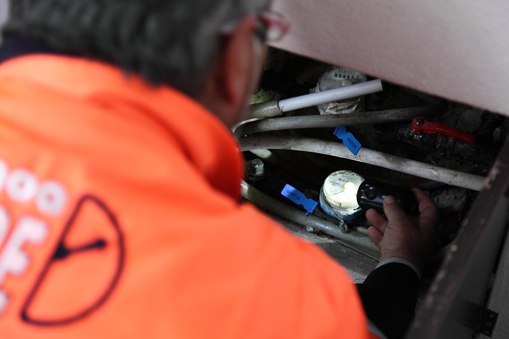 Un tecnico di Abbanoa controlla un contatore