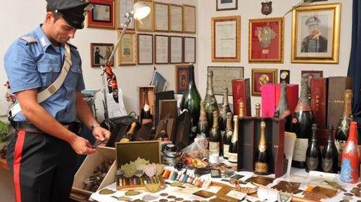 Bottiglie e le etichette fasulle sequestrate dai carabinieri a Daniele Frisciata