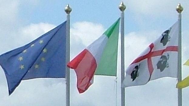 Ladri in azione: rubata la bandiera d’Italia