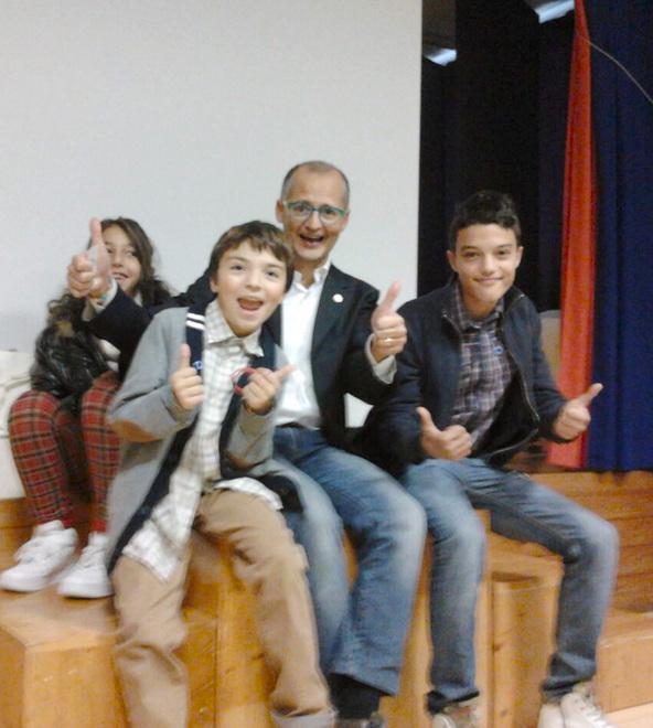 Scienziati e bimbi in aula: «Così si aiutano i malati» 