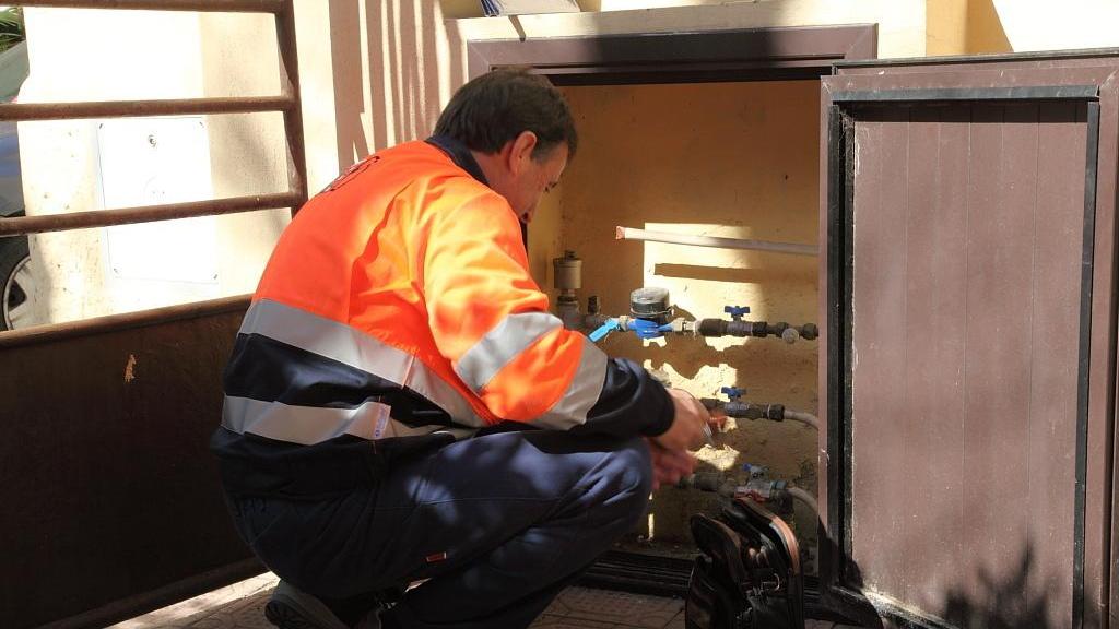 Un tecnico di Abbanoa davanti al contatore per lo slaccio di una utenza