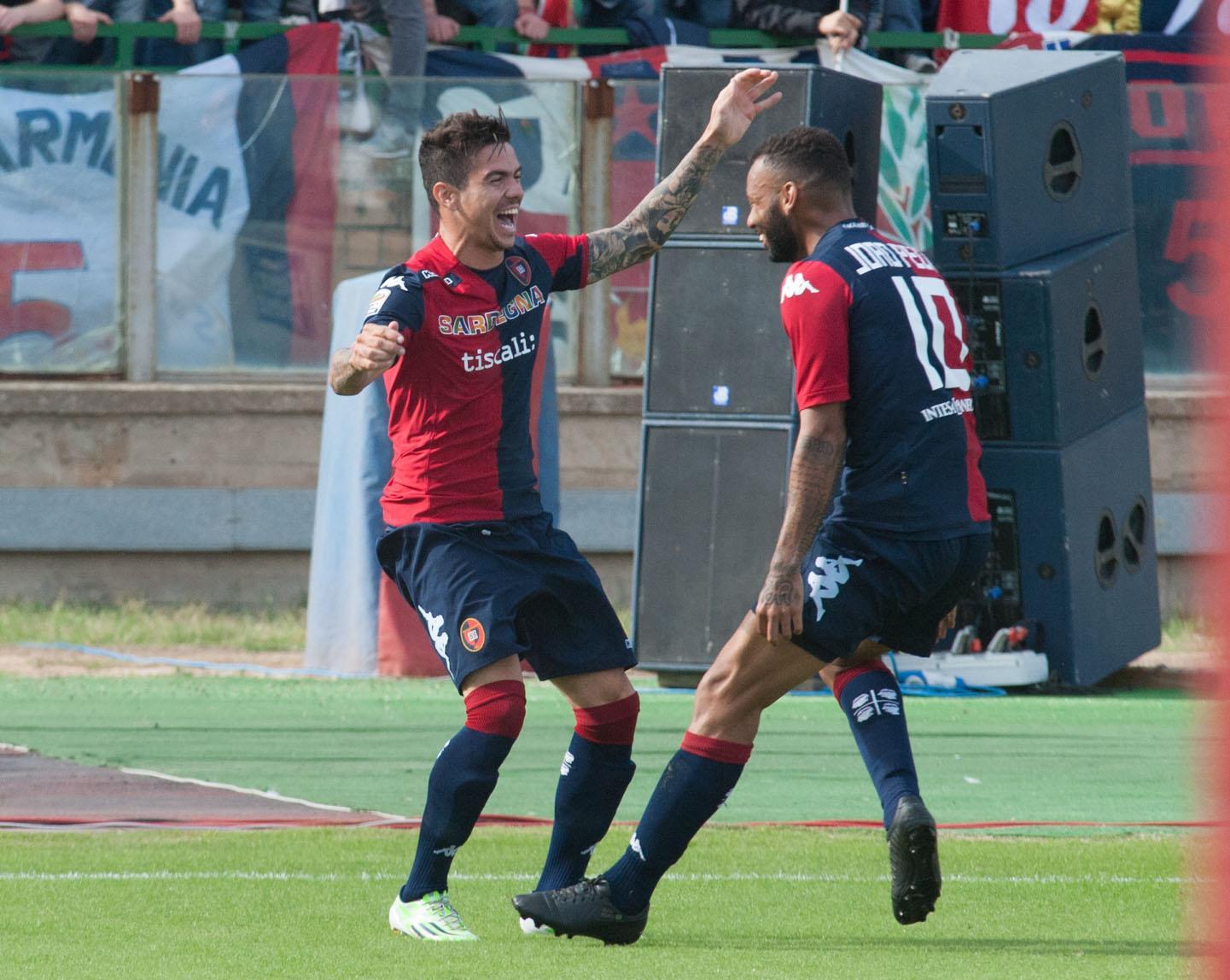 Farias esulta dopo la prima rete nella partita Cagliari-Genoa conclusa con 1-1