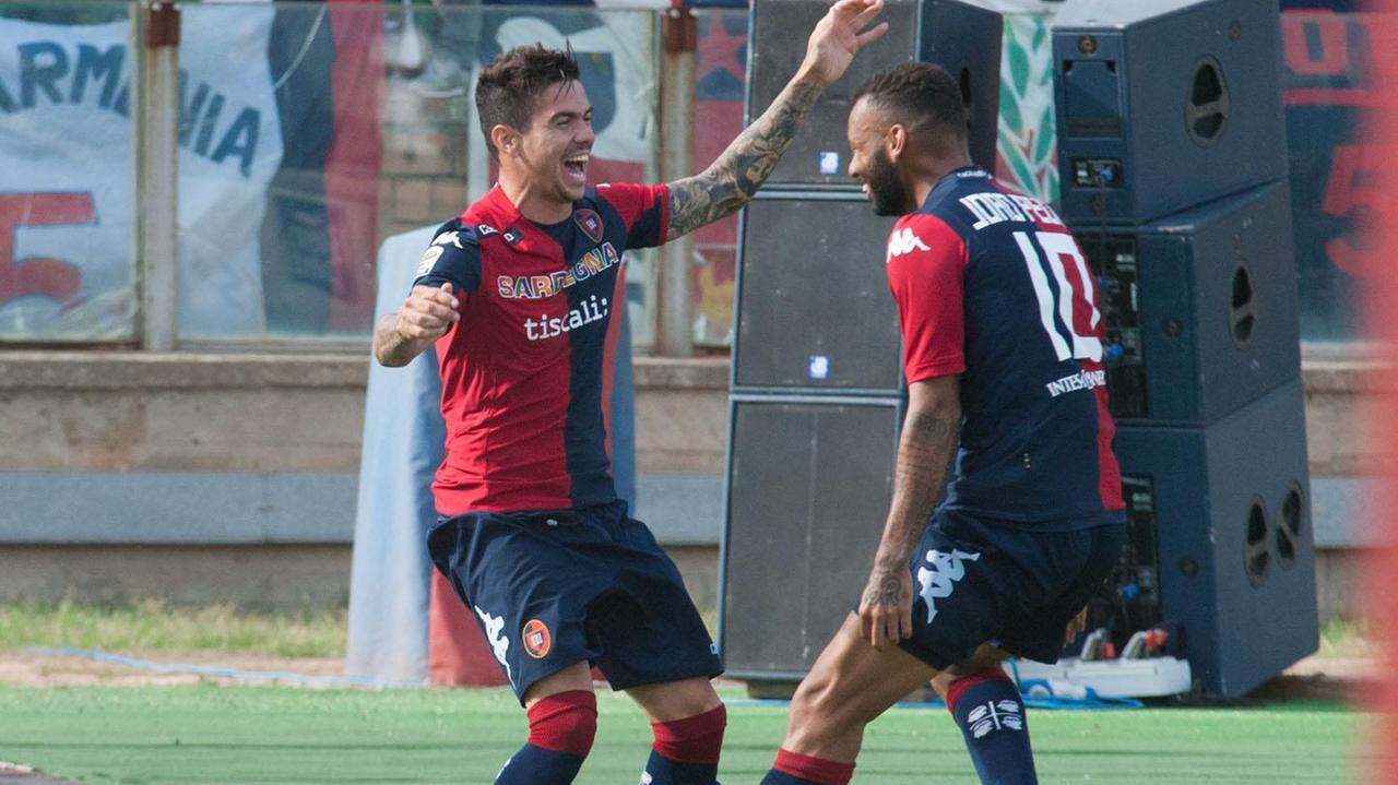 Farias esulta dopo la prima rete nella partita Cagliari-Genoa conclusa con 1-1