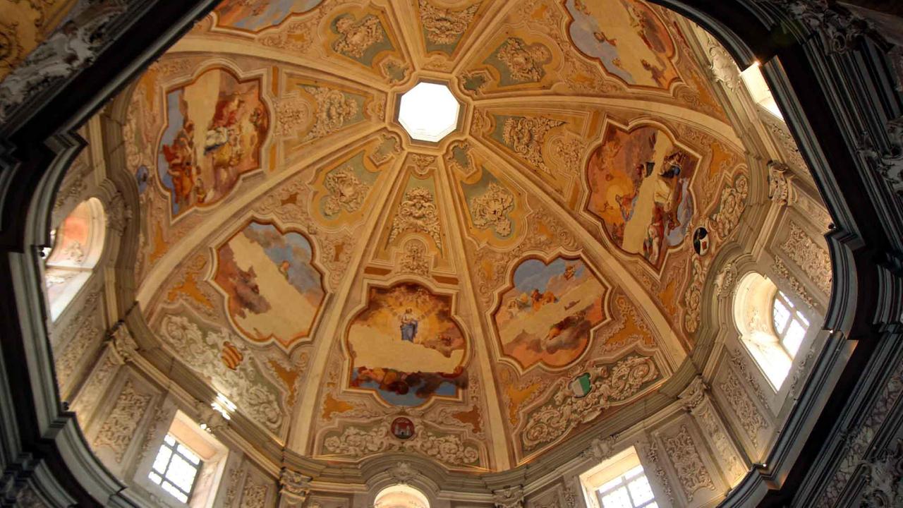 Gli affreschi all'interno della cupola della chiesa di Santa Caterina (Salvini Pentafoto)